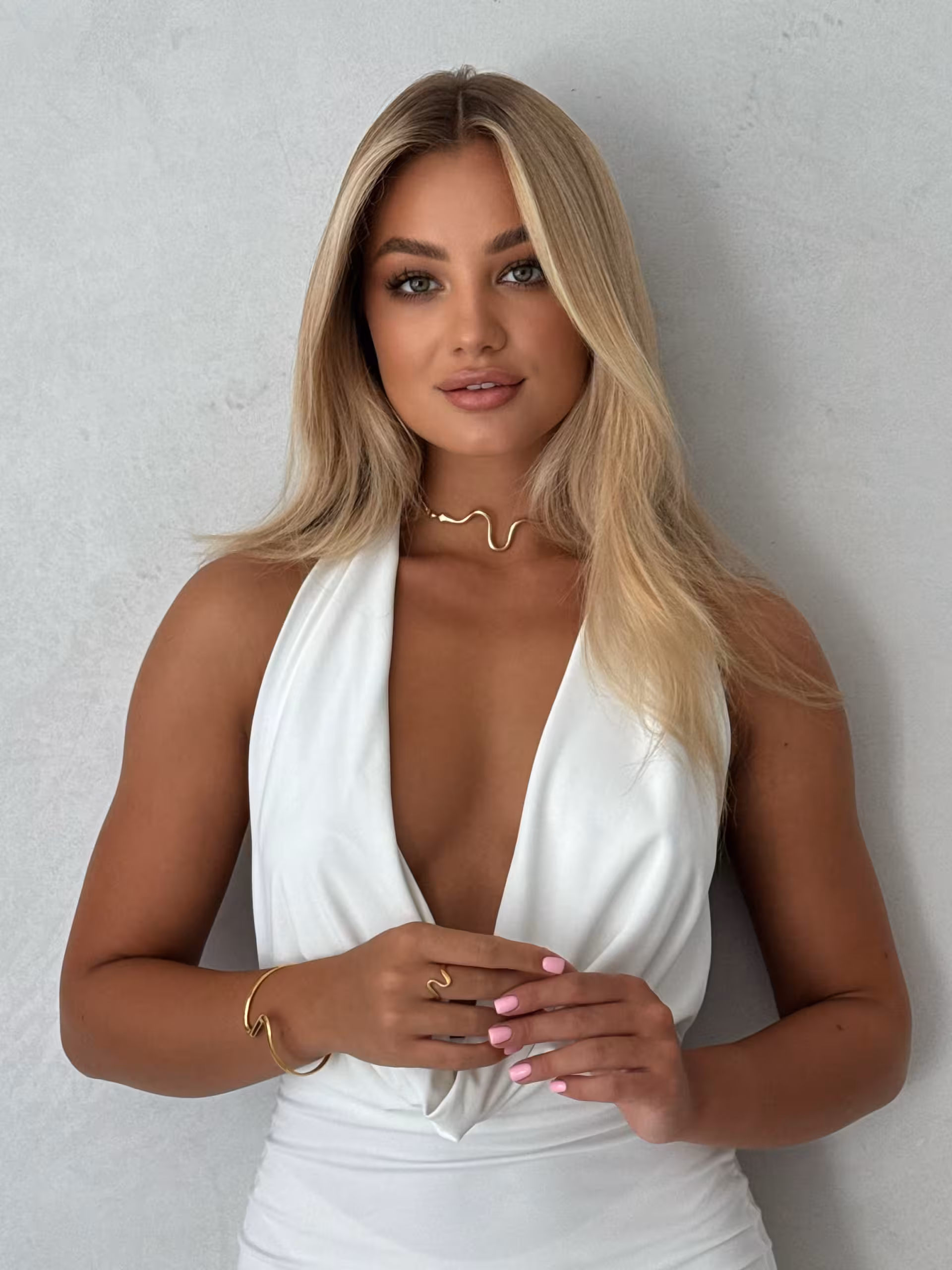Nataliia 22 Kyiv  Ukraine I am looking for a man for a beautiful love story and asking what are Russian brides