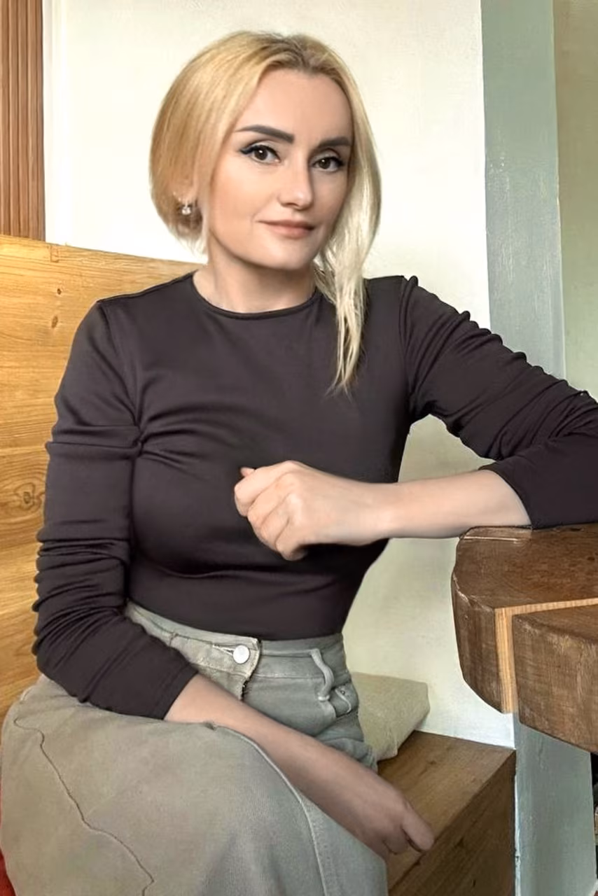 Julia 46 Kyiv  Ukraine I appreciate Russian bride painting and Russian bride pics