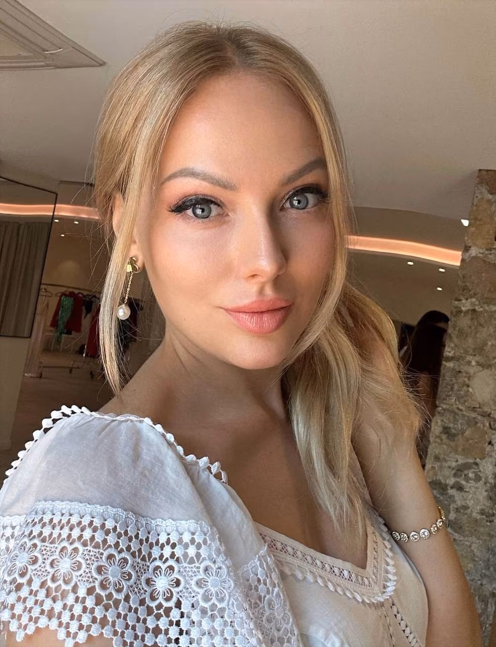 Yulia 40 Cannes France I am interested in Russian Jewish wedding and Russian Japanese women