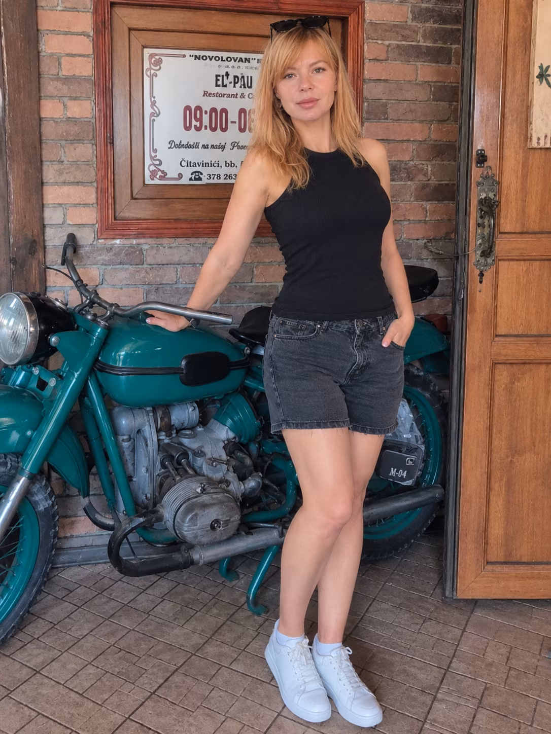 Marina 42 Dnipro Ukraine russian bride painting