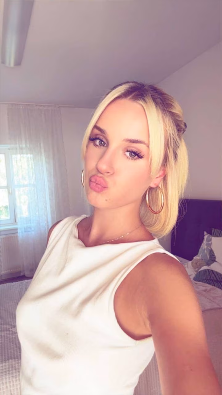 Daria 19 Kiev Ukraine I am a single woman looking for a companion like Russian women average height
