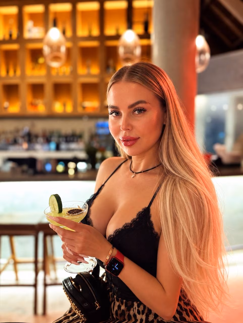 Alena 45 Kyiv Ukraine I am a single woman who wants love from Russian brides book
