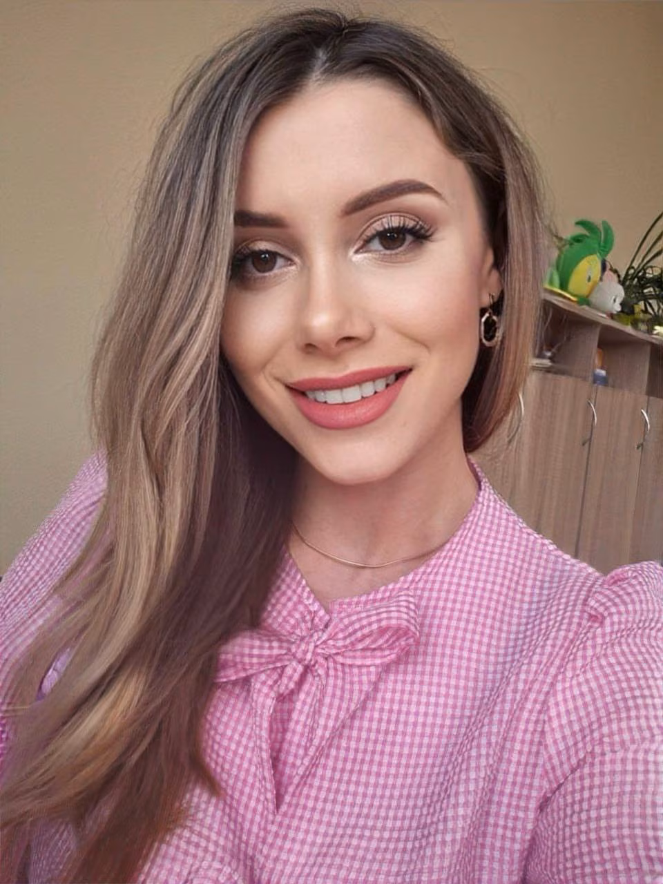 Inna 33 Chernihiv Ukraine russian bride painting